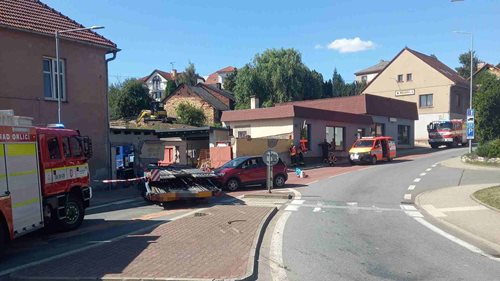 Přívěs se za jízdy uvolnil z nákladního auta. Poškodil automobil i nemovitost