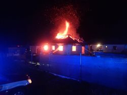 Požár zničil novostavbu rodinného domu v Obecnici na Příbramsku