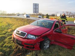  Po nehodě dvou osobních automobilů byly do nemocnice převezeny čtyři osoby.