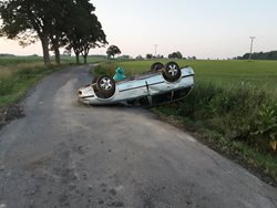 U Chotěboře skončil osobní vůz po nehodě převrácený na střeše