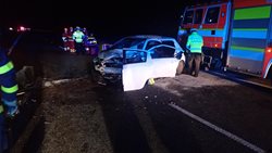 Noční nehoda uzavřela provoz na dálnici D1 ve směru do Polska, hasiči museli vyprošťovat zaklíněnou osobu