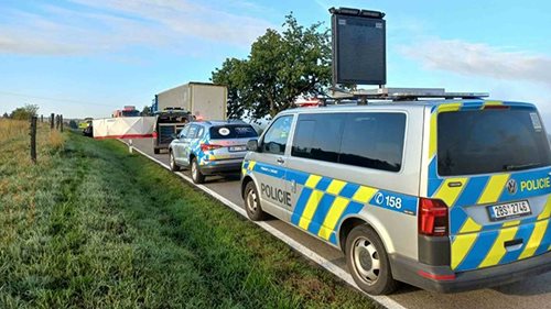 Čelní střet osobního auta s nákladním vozem nepřežila řidička. Silnice zůstala uzavřená
