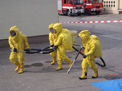 Hasiči na požární stanici Brno - Líšeň , nacvičovali zásah v protichemických oblecích