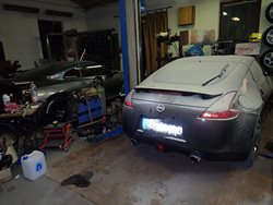 Hořící automobil ve dvoře autoopravny. Dvě osoby se nadýchaly zplodin hoření. Aktualizace