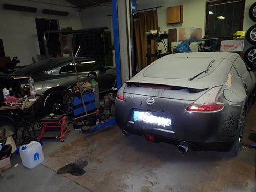 Hořící automobil ve dvoře autoopravny. Dvě osoby se nadýchaly zplodin hoření. Aktualizace