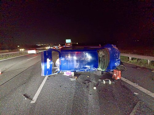 Srážka auta s autobusem: Hasiči vyprostili zraněného a zajistili vozidlo