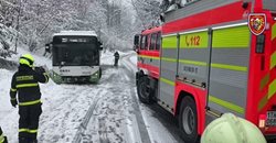 Vyproštění autobusu ze sněhového příkopu v Morávce