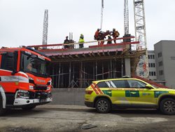 Hasiči pomohli vyprostit muže z hloubky