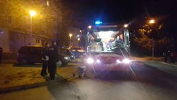 Hasiči zachránili z hořícího bytu zraněnou osobu. Dalších 40 lidí evakuovali