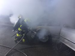 Řidič při jízdě nejdříve ucítil kouř a pak vyšlehly plameny
