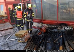 Požár dřevěné podlahy na terase činžovního domu v centru Prahy byl způsoben nedbalostí