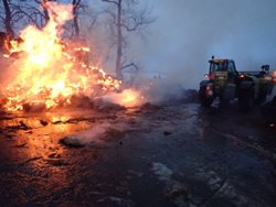 Požár stohu lisované slámy ve Vítkově ohrožoval kravín