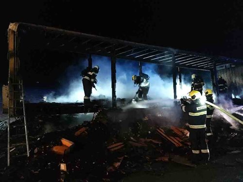 Na dálnici D2 u Velkých Němčic shořel návěs