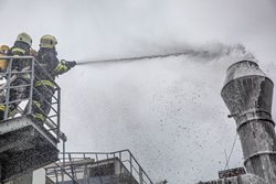 Požár lakovny ve Smiřicích likvidovalo sedm jednotek hasičů