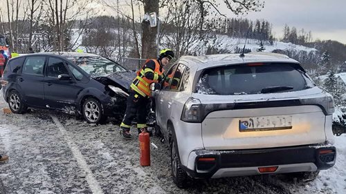 Vážná dopravní nehoda dvou osobních vozidel si vyžádala zranění a uzavření silnice