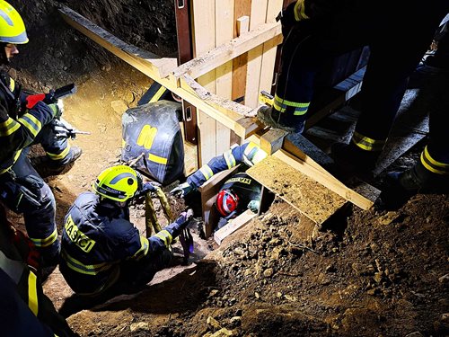 Dělník zavalen ve výkopu: Zásah hasičů skončil tragicky