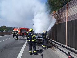 Požár osobního auta na D1