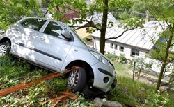 Auto zůstalo ve srázu nad rodinnými domy