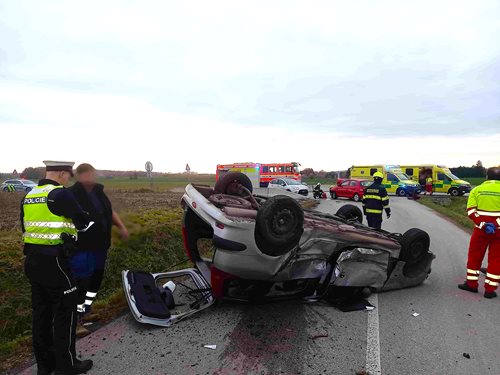 Po střetu dvou aut skončilo jedno na střeše. Tři zranění ošetřili záchranáři