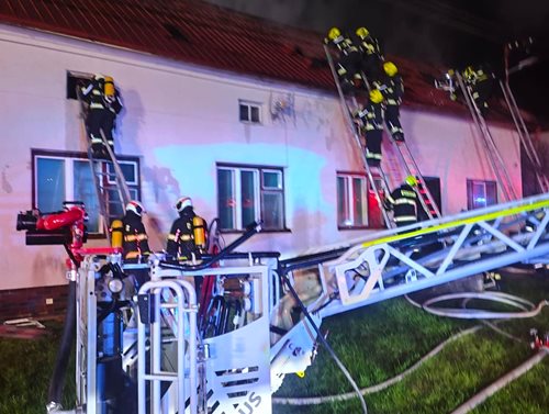 Noční požár ohrozil obytné domy a zaměstnal jedenáct hasičských jednotek