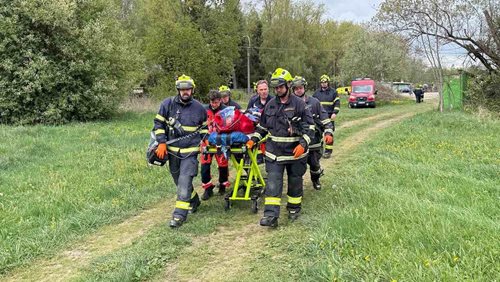 Dvě vážné nehody během jediné hodiny. Na pomoc musel i vrtulník