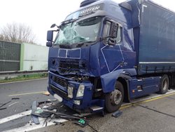 Nehoda dvou kamionů uzavřela dálnici z Prahy do Brna u Poddubí