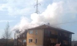 Obytný dům vyhořel v Lomnici na Sokolovsku.Pro jedenáct rodin se muselo zajistit ubytování 