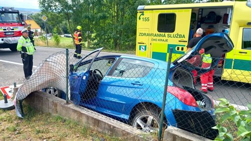 Řidička po nehodě zůstala uvězněná v autě. Hasiči ji vyprostili přes zadní dveře