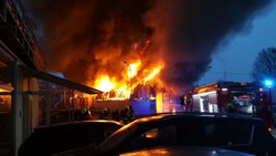 Při požáru autoservisu v Čakovicích vznikla několikamilionová škoda