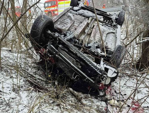 Sníh a náledí zkomplikovaly dopravu a vyžádaly si zásah hasičů