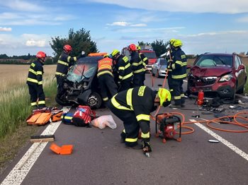Hasiči po vážné nehodě vyprošťovali zraněnou řidičku