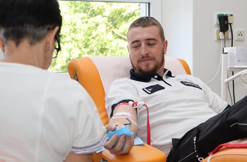 Policisté darovali krev pro záchranu životů. Kampaň spojila desítky lidí napříč krajem