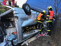 Střet dodávky s kamionem v Neborech na Třinecku má tragické následky, hasiči museli vyprostit pět osob