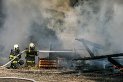 Požár v areálu sběrných surovin v Novém Městě nad Metují