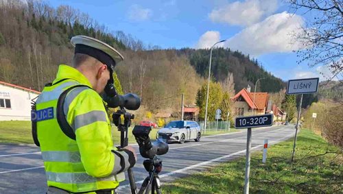Na silnici, kde byla čtyřicítka, jel více než devadesátkou. Dva řidiči přišli o řidičák