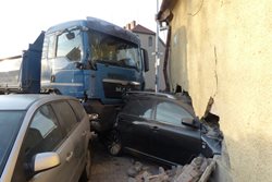 Při vážně nehodě v Brně poškodil nákladní automobil rodinný dům