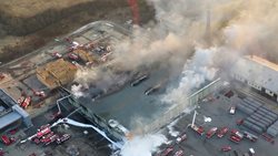 VIDEO/Bývalé mrazírny v Mochově zničil rozsáhlý požár