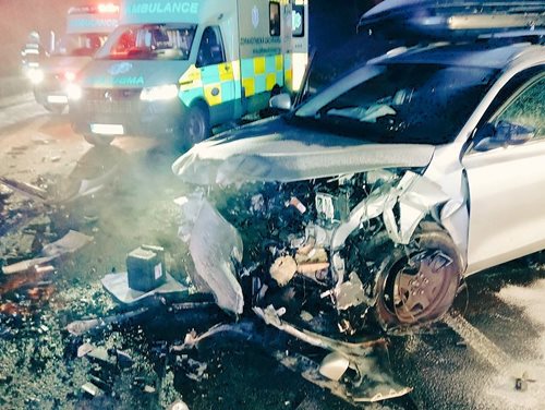 Noční střet dvou aut uzavřel hlavní tah. Dva lidé skončili v péči záchranářů