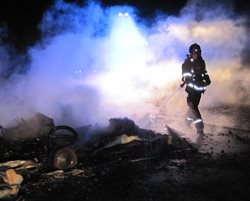 Hasiči nalezli v hořícím obytném přívěsu torzo lidského těla. 