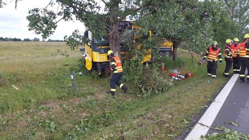 Vážná nehoda nákladního auta uzavřela silnici. Na místě přistával vrtulník