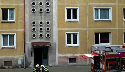 V Oloví začalo hořet v bytovém domě