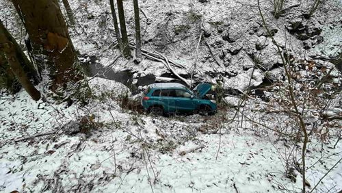 Nepříznivé počasí zaměstnalo hasiče u série dopravních nehod