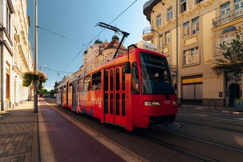 Tramvaj srazila dítě. Policie znovu varuje před osudovou chybou