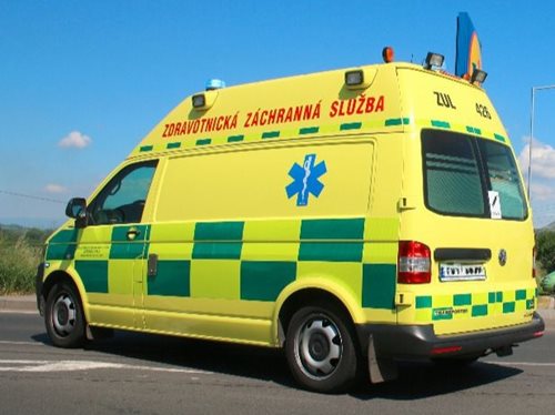 Srážka s tramvají skončila bojem o život