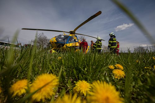 Po srážce osobního a nákladního auta hasiči jednoho člověka vyprostili