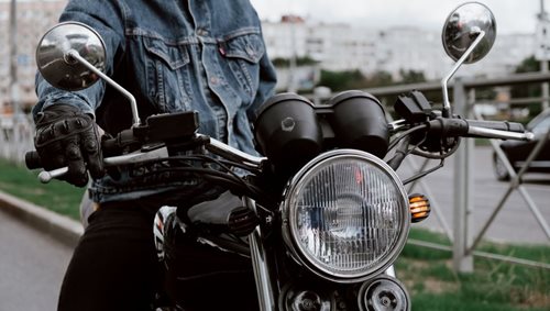 Opilý motorkář bez helmy nadýchal 2,4 promile. Tvrdil, že testoval jízdní vlastnosti