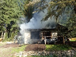Požár chaty v Bílé způsobil škodu za 800 tisíc korun, na místě zasahovalo šest jednotek hasičů