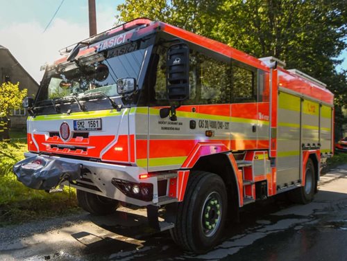 Plameny zachvátily chatu: Hasiči zasahovali, jedna osoba zraněna
