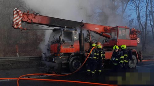 Požár stavebního stroje zastavil provoz
