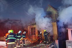 Při požáru opuštěného domu v Postupicích byl zadržen pravděpodobný žhář